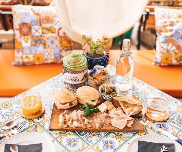 לינה וארוחת בוקר Lauricella 3*